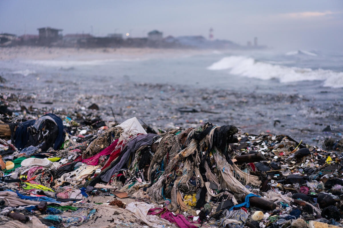 Dove finiscono i nostri abiti usati? Greenpeace e Report svelano che pochissimi vanno a riuso e riciclo